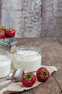 杯子和水桶里有新的草莓 在一棵树上浆果奶制品食物水果奶油早餐玻璃甜点牛奶收成图片