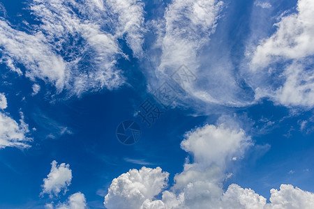 蓝色天空的奇云背景蓝天多云图片