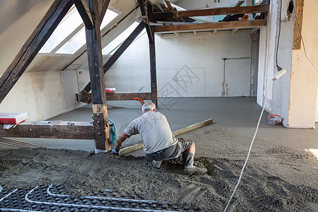 工人铲平沙子和水泥 在地上加热管道地板机器工匠抛光机配料石膏板砂浆劳动建筑图片