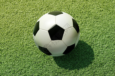 足球在草地上打球图片