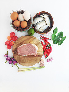 猪肉在切菜板鸡蛋和短竹鱼的蔬菜中海鲜油炸午餐美食木头厨房海洋食物竹子盘子图片