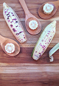 白色和紫色的玉米 木头背角有米片木板内核叶子饮食蔬菜耳朵爆米花季节收成勺子场地图片