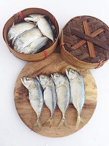 与鱼篮一起切割板上的短鳄鱼海洋午餐竹子饮食白色鲭鱼木头海鲜美食厨房图片