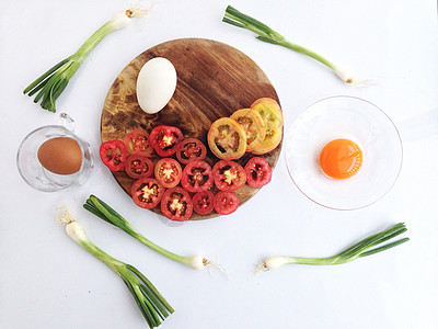 番茄鸡蛋a 烹饪鸡蛋 用于健康砧板美食油炸橙子盘子食物农场场景饮食蔬菜背景