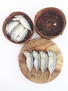 与鱼篮一起切割板上的短鳄鱼食物午餐白色厨房鲭鱼饮食油炸海洋竹子美食图片