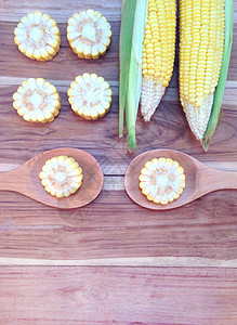 木木背景的玉米爆米花宏观棒子粮食食物植物农场勺子饮食紫色图片