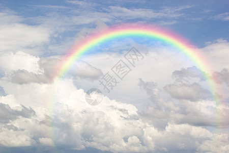 美丽的古典彩虹横穿蓝天 在雨后天气天堂环境太阳天蓝色晴天天空白色气候艺术图片