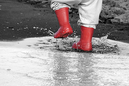 水坑里的井灵 海底的婴儿橡胶靴季节乐趣雨鞋孩子靴子飞溅橡皮下雨雨靴照片图片