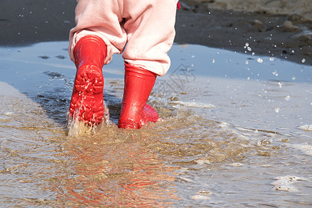 水坑里的井灵 海底的婴儿橡胶靴孩子照片靴子天气飞溅雨靴季节下雨橡皮乐趣图片