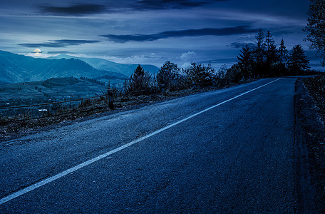晚上马路夜间穿过山区的农村公路 晚上背景