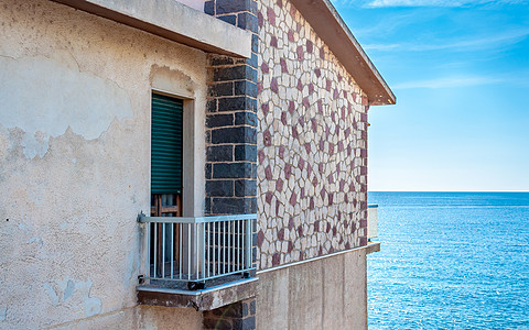 Fertilia村海面的棕榈游客古董窗户海岸天空阳台风景建筑蓝色晴天图片