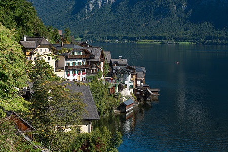 玛利亚希尔夫朝圣教堂的Hallstat观树木村庄天空遗产高山建筑学建筑物反射旅行地标图片