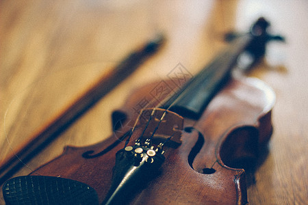 老小提琴 躺在木头表面中提琴白色棕色古董细绳乐器风格旋律大提琴艺术图片