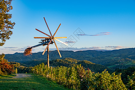 Klopotec 真正的传统风车滑雪酒路和斯洛文尼亚独有的当地吸引葡萄园农业森林爬坡旅游藤蔓游客稻草人墙纸小路图片