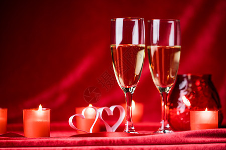 香槟和蜡烛丝带玻璃卡片酒精丝绸火焰燃烧庆典红色热情背景图片