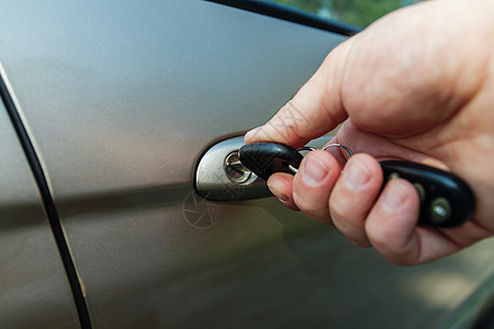 男人的手用钥匙打开车门驾驶商业反射男性保险控制手指旅行安全水平图片