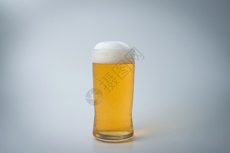白色背景上孤立的新鲜啤酒杯泡沫液体玻璃啤酒饮料黄色图片