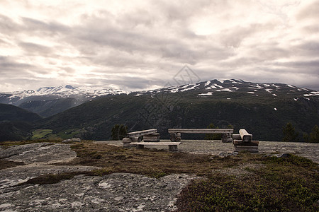 挪威山丘陵的一席长椅图片