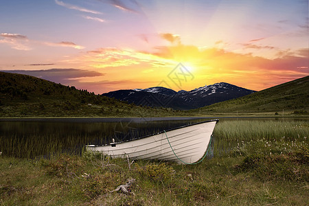 在约顿海宁诺途河前的船溪流花朵高原山峰风景极地假期公共公园旅行太阳图片