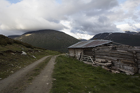 挪威山丘的一座小木屋晴天风景气候旅行假期山峰极地爬坡旅游地标图片