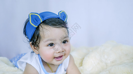 亚洲微笑的女婴童年女孩女儿喜悦新生眼睛身体白色婴儿图片