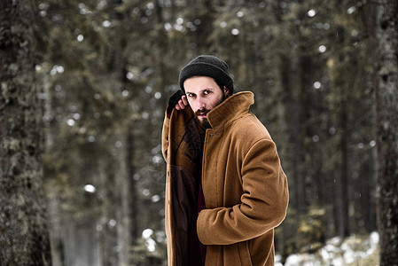 人类在冬季森林中成人胡须外套头发生存手套思考胡子男人黑色图片