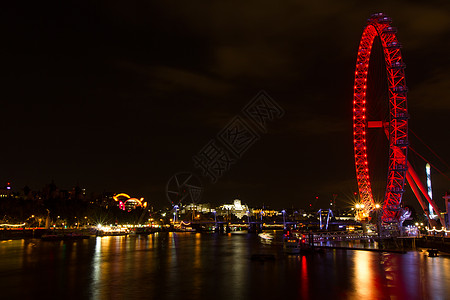 伦敦眼和泰晤士河的风景 从威斯敏斯特桥夜视图片