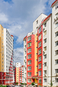 新建住宅楼宽角拍摄的广角财产城市金融奢华房子建筑学公寓房地产蓝天蓝色图片