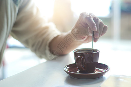 喝咖啡咖啡店棕色桌子杯子咖啡拿铁手指男人图片