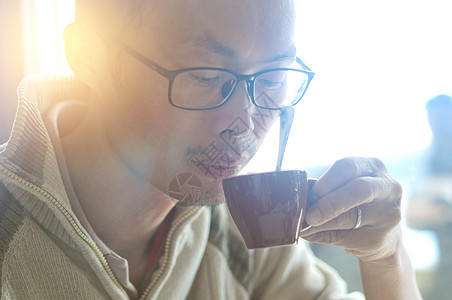 喝咖啡咖啡店棕色咖啡男人手指拿铁桌子杯子图片