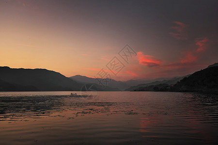 山湖日落水平夕阳水草波浪状粉红色阴霾粉色湖畔反射植被图片