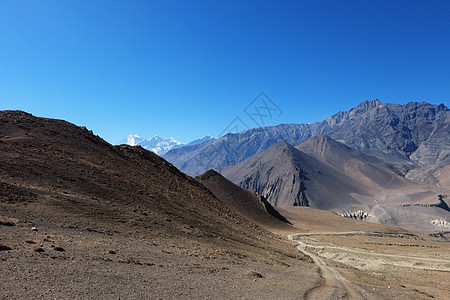 喜马拉雅山山路植被阴霾构造雪顶山地地球地面高山天空灰尘背景图片