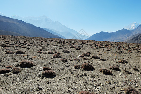 具有植被岛屿的山地平原高原地面旅游峡谷山脉地质阴霾雪顶高山天空高度背景图片