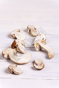 木柴上原黑西诺蘑菇饮食菌类烹饪美味美食食物乡村白色荒野棕色图片