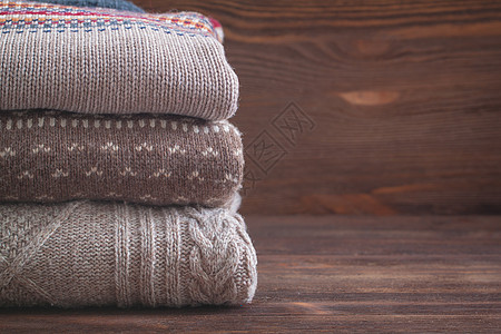 木本底 毛衣 编织衫上的蜜蜂针织冬衣纺织品棉布褐色羊毛衣柜桌子针织品服饰折叠图片