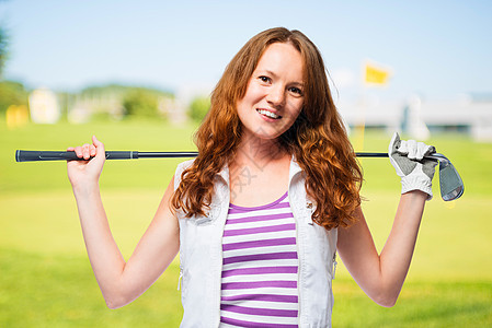 Golfer在笑着 一边把高尔夫球俱乐部放在他的肩膀上女性微笑快乐闲暇爱好女士高尔夫球玩家运动员衬衫图片