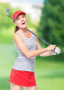 高尔夫球场背景下戴高尔夫球杆的高尔夫球手图片