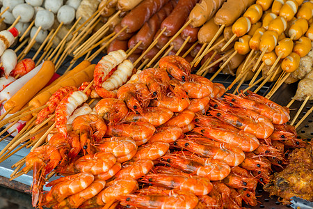 大虾和烤烤香肠在泰国街头煮熟的图片