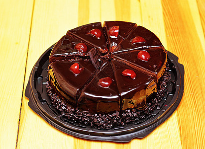 巧克力蛋糕和新鲜樱桃图片