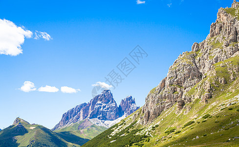 意大利多洛米提山上的蓝天顶峰岩石旅行高山石头风景远足旅游天空全景图片