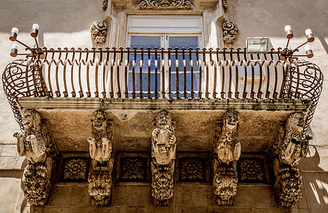 1750年巴洛克秃鹫的详情警报器阳台历史纹理奢华宫殿历史性石灰石艺术城市图片