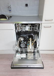 配有干净盘 杯和盘子的露天洗碗机机器器皿垫圈洁净工作厨房白色技术玻璃塑料图片