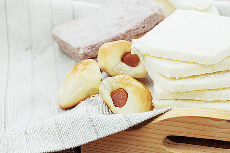 桌布上的面包桌子早餐美食盘子黄油木头羊角谷物厨房小吃图片