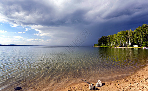 在湖上下雨前的乌云雨森林海滩危险力量天气波浪场景木头天空蓝色图片