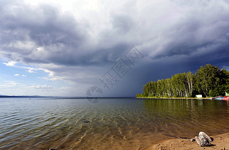 在湖上下雨前的乌云雨气象森林地平线雷雨场景天气危险风暴天空蓝色图片
