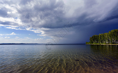 在湖上下雨前的乌云雨海滩风暴地平线天气场景蓝色天空雷雨危险森林图片
