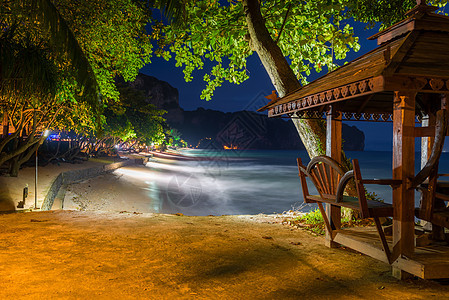 在海边的木头野马 和克拉比度假胜地的夜景图片