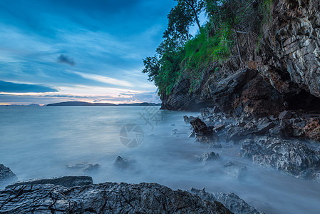 日落时美丽的海景 泰国的岩石海岸图片