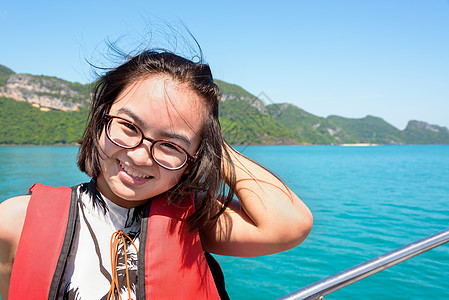 船上的年轻女人海洋游客蓝色航程女孩航行景点巡航天空热带图片