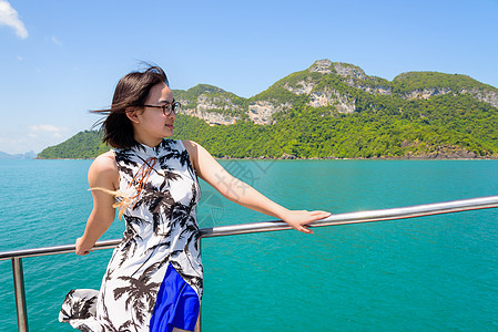 船上的亚洲女人假期旅游女孩蓝色微笑景点热带旅行天空游客图片